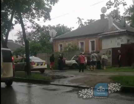 ДТП Харьков: Пьяный водитель вылетел с дороги, пробив забор дома